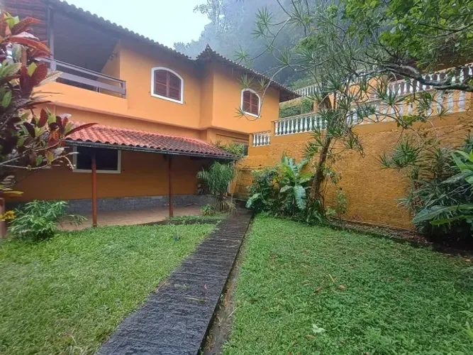Casa de 3 quartos sendo 1 suíte em Petrópolis