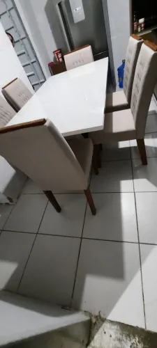 Vendo mesa com cadeiras bem conservada