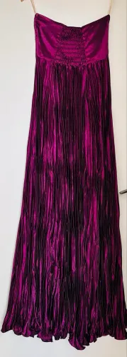 Belo vestido  bordô