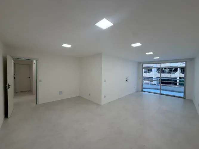 Apartamento Completamente Reformado, com 185m² na Quadra do Mar  Praia da Costa