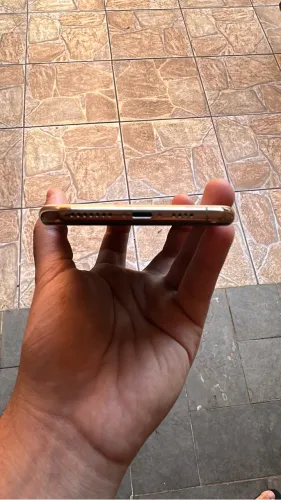 iPhone XS Max dourado