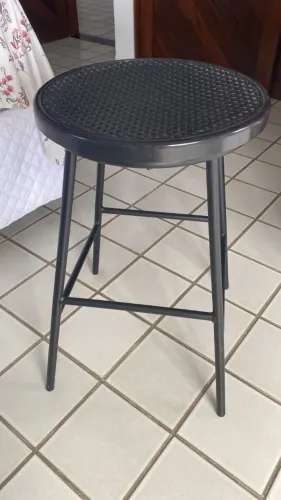 Banquinho / Banqueta Alta Redonda de Plástico e Ferro