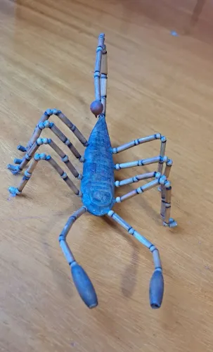ESCULTURA ARTESANAL DE ESCORPIÃO - PEÇA ÚNICA EM ARAME E MIÇANGAS - ARTESANATO