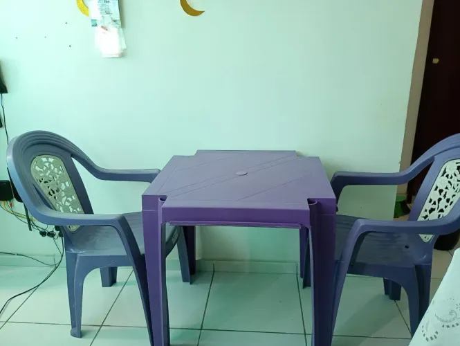 Mesa plástica com 2 cadeiras