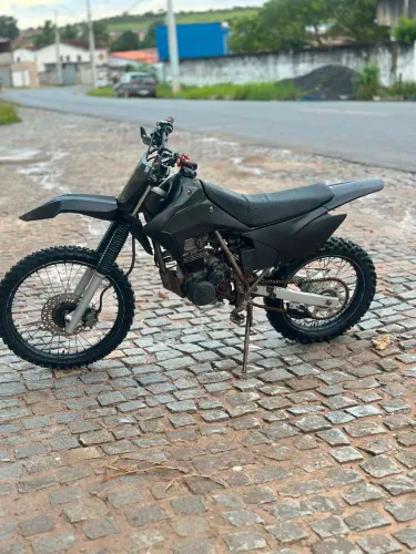 Moto preparada para trilha
