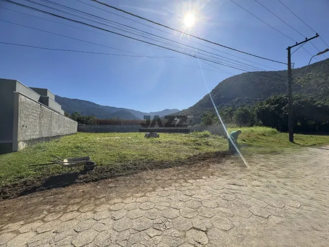 Terreno à venda em Caraguatatuba em condomínio fechado - 387m², regularizado, com licença