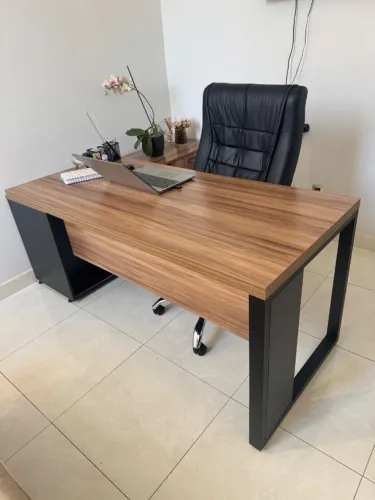 Mesa de escritório com armário 