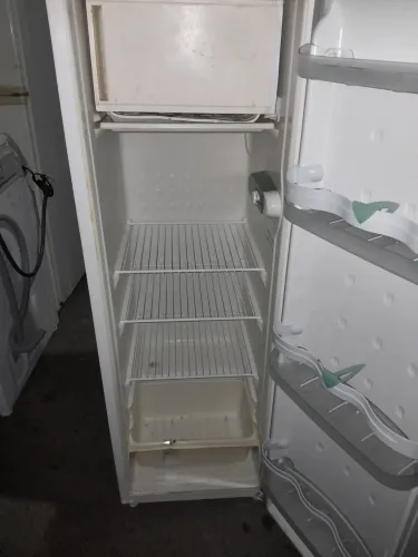 Vende um geladeira 280 litros foncionando bom estado de uso