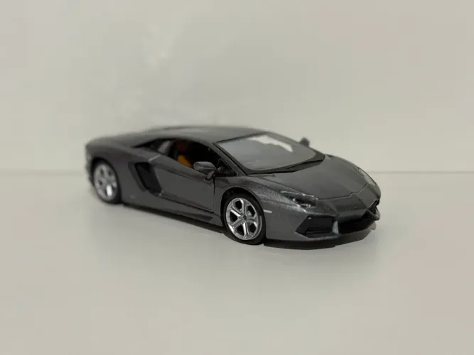 Miniatura Lamborghini Aventador LP-700-4 1/24