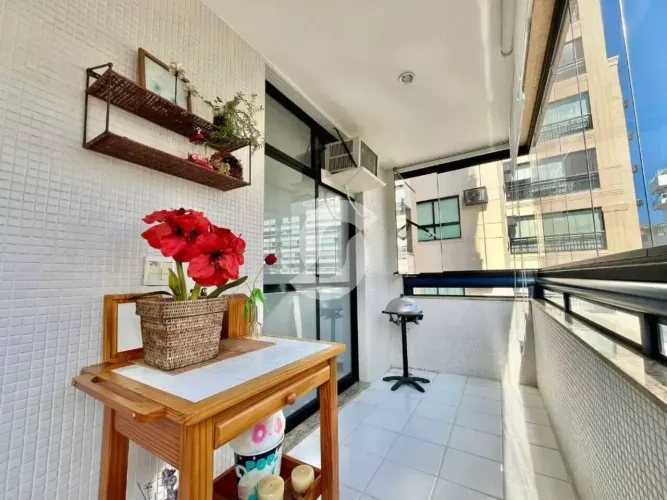 Vendo apartamento com 2 quartos com suíte, varanda, e depend. completa, em planta rara de
