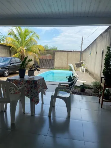 Casa com piscina, amplo espaço externo e terreno de 300 m²!