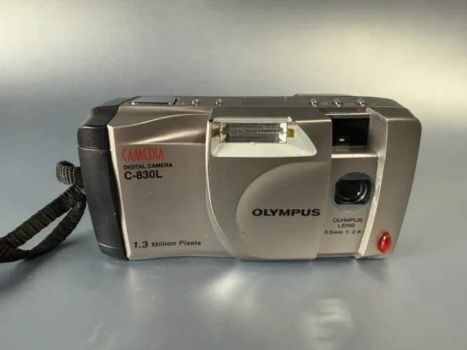 Olympus Camedia C-830L (1.3 Megapixels) camera antiga