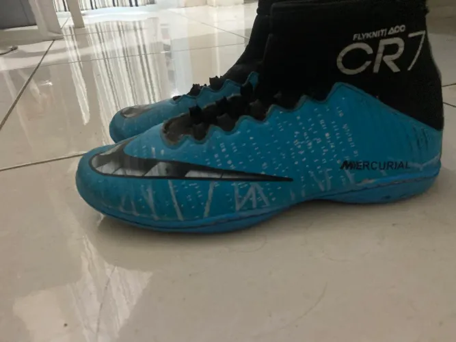 Chuteira de botinha mercurial azul sem cadarços do Cr7 tamanho 34-35