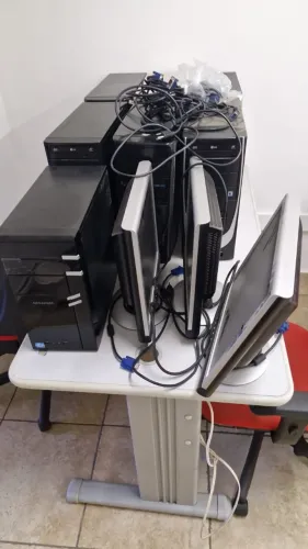 computadores, monitores e teclados com mouse