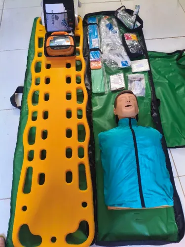 Kit CIPA completo, com manequim de RCP e DEA de treinamento e AMBU adulto e criança
