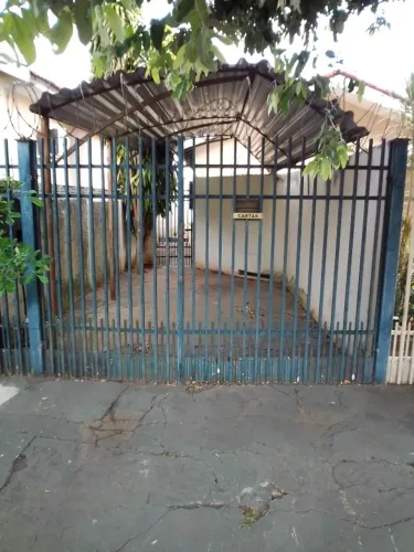 Monte Carlo, 1 dormitório, fundos, garagem, R$:700,00.