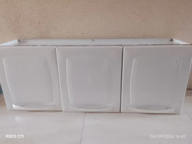Armário de cozinha porta tripla itatiaia