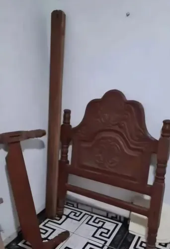 Cama solteiro em madeira Mogno.