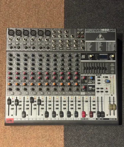 Mesa de som Behringer 18 canais