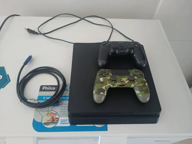 Vendo Ps4 Slim destravado.