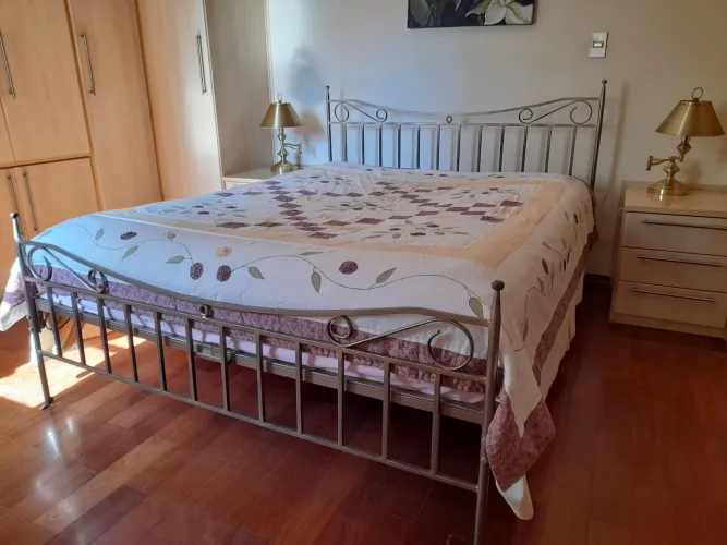 Cama de ferro estilo italiano queen size encaixe para 4 gavetas de madeira
