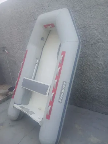 Bote fundo rígido com motor 