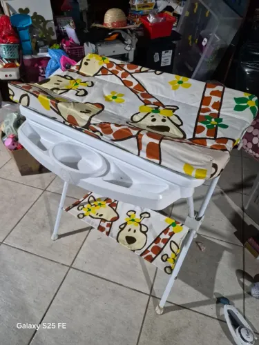 Banheira com trocador da marca Galzerano, modelo Luxo com estampa de girafas