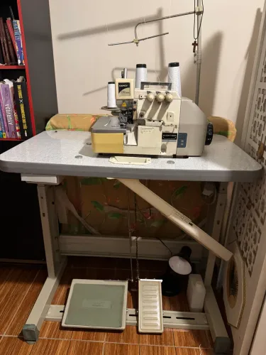 Máquina overloque Gemsy com gabinete original 
