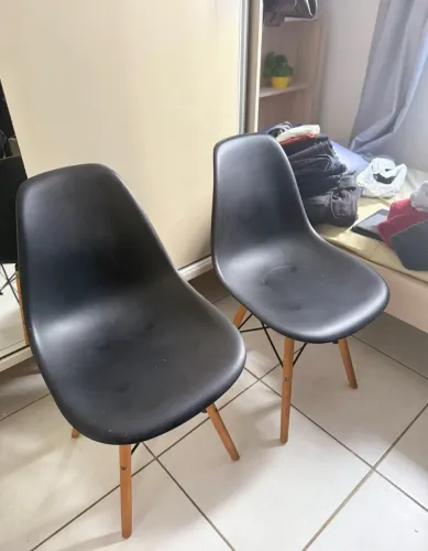 Duas cadeiras eiffel na cor preta 