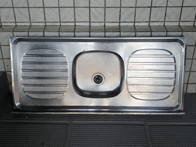 Vendo esta pia de aço inoxidável concretado