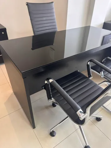 MESA DE ESCRITORIO 1.50x0.70 COM TAMPO DE VIDRO LOJA IKONOFFICE 