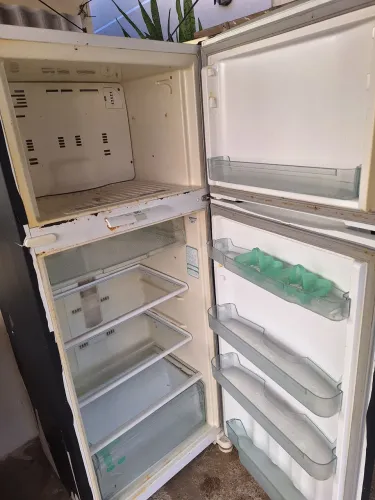 Vendo geladeira e micro-ondas usados