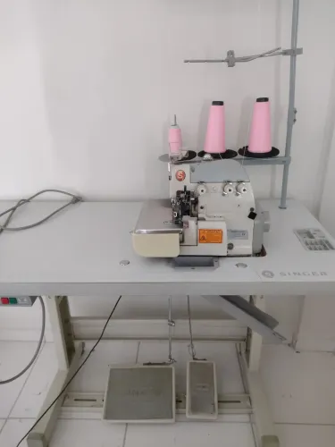 Máquina de costura Overlock