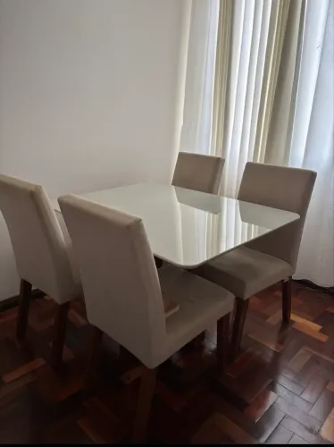Mesa com 4 cadeiras