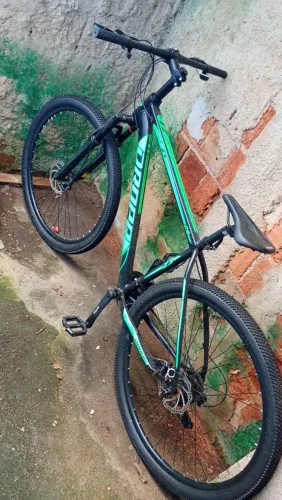 Bicicleta foi usada só 4 vezes ganhei ne um sorteio na empresa esta parada