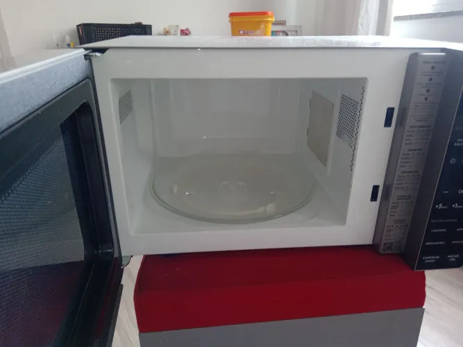 Micro-ondas seminovo.