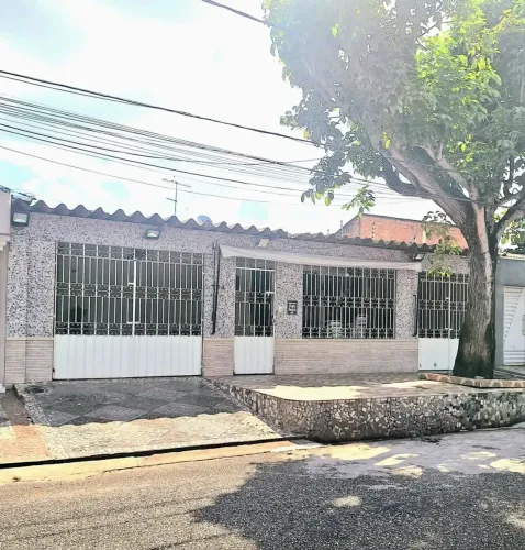 Vendo uma grande Casa no Conj Medice Marambaia