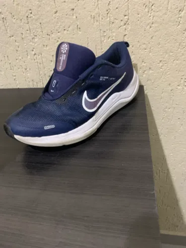 Tênis da Nike sem palmilha e sem cadarço mais é original