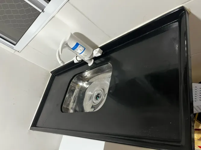 Pia de granito preto polido, 1,20 m, com cuba de inox, padrão construtora Vitta.