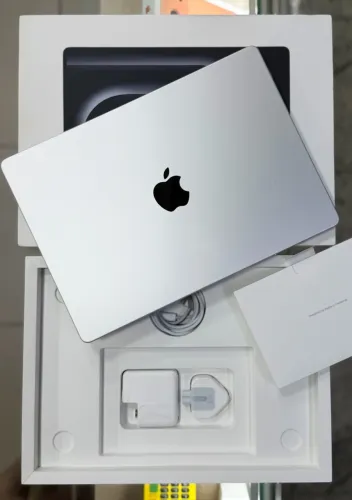 Macbook pro m5 14 polegadas 16gb / 1tb apenas 5 ciclos LOJA FÍSICA ( 16 / 1tb )