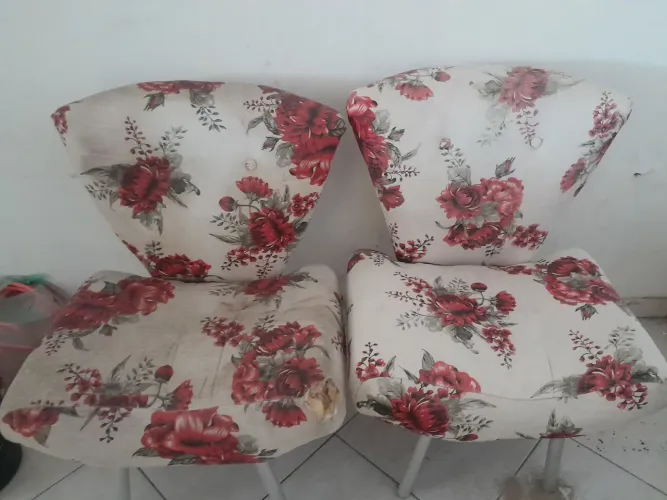 Poltronas 02 usadas com marcas de uso como ilustrada na foto