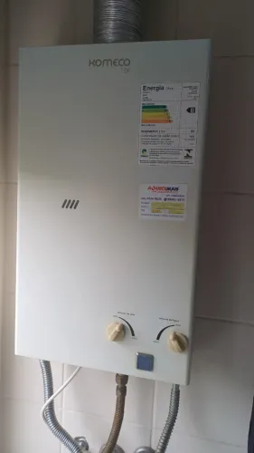 Aquecedor de água a gás  para retirada de peças.