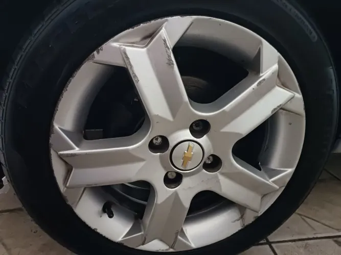 Rodas aro 15 gm 4x100  sem trincas e nem soldas marcas do dia a dia  ... pneus novos 90% 