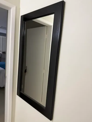 Espelho com moldura preta