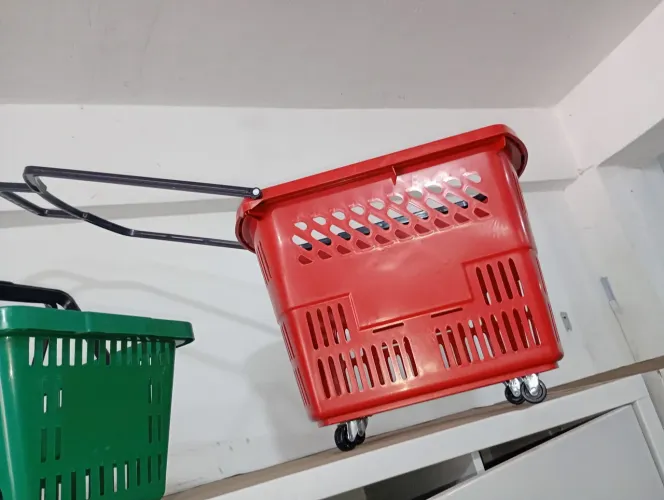 CESTA PLASTICA COM RODAS GRANDE 30 LITROS P MERCADOS AVISTA CADA R$ 165.00 ZAP *