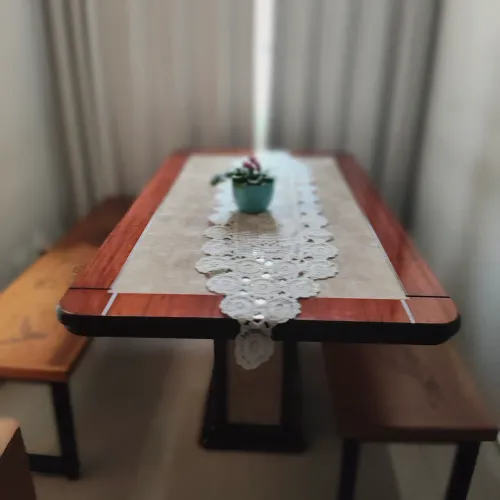 Mesa madeira + 2 bancos