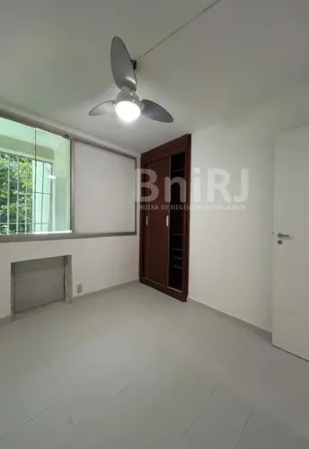 Apartamento silencioso com vista para o verde na rua Gustavo Sampaio, Leme