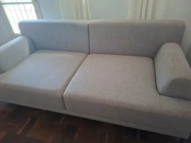 Sofá de 2 lugares com encosto para os braços
