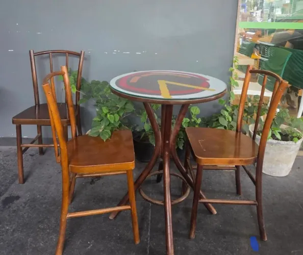Mesa com cadeira e caixa de loja