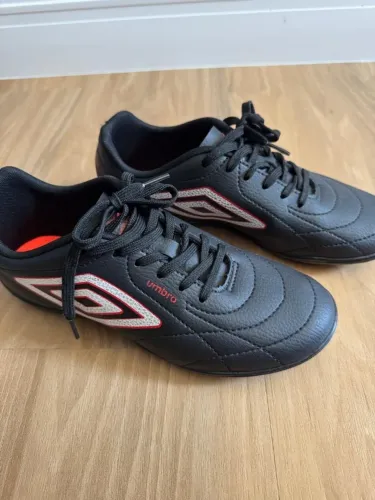 2 Chuteiras Umbro ? preta nº 38 e azul nº 35 ? R$ 50 cada